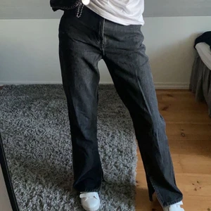 Jeans med slits - Mörkgrå jeans med slits från weekday i storlek 25. 200+frakt