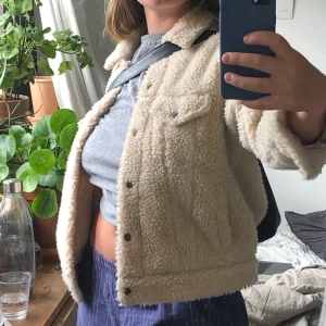 Jacka Levis  - Oanvänd fluffig jacka från levis, så mysig och perfekt för höst och vinter. Stl M och ganska boxig fit, jag är 36/38 och får plats med tjockare tröjor under. Så mysig med fleece i fickorna:)