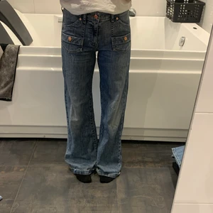 Ljusblåa/mörkblåa fit &wide jeans - Intressekoll på mina jättefina jeans från fit & Wide som de står på lappen, dem har två fickor fram som har du en fick och den som en liten annan ficka under (se bild 2) och sen har den två fickor bak som har en knapp som stäng grej❤️ Skriv privat vad du skulle kunna betala BUDA PRIVAT