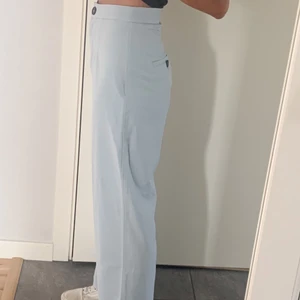 Ljusblå byxor - Jättefina ljusblå kostymbyxor från bershka. Endast använda vid två tillfällen. Stl 34