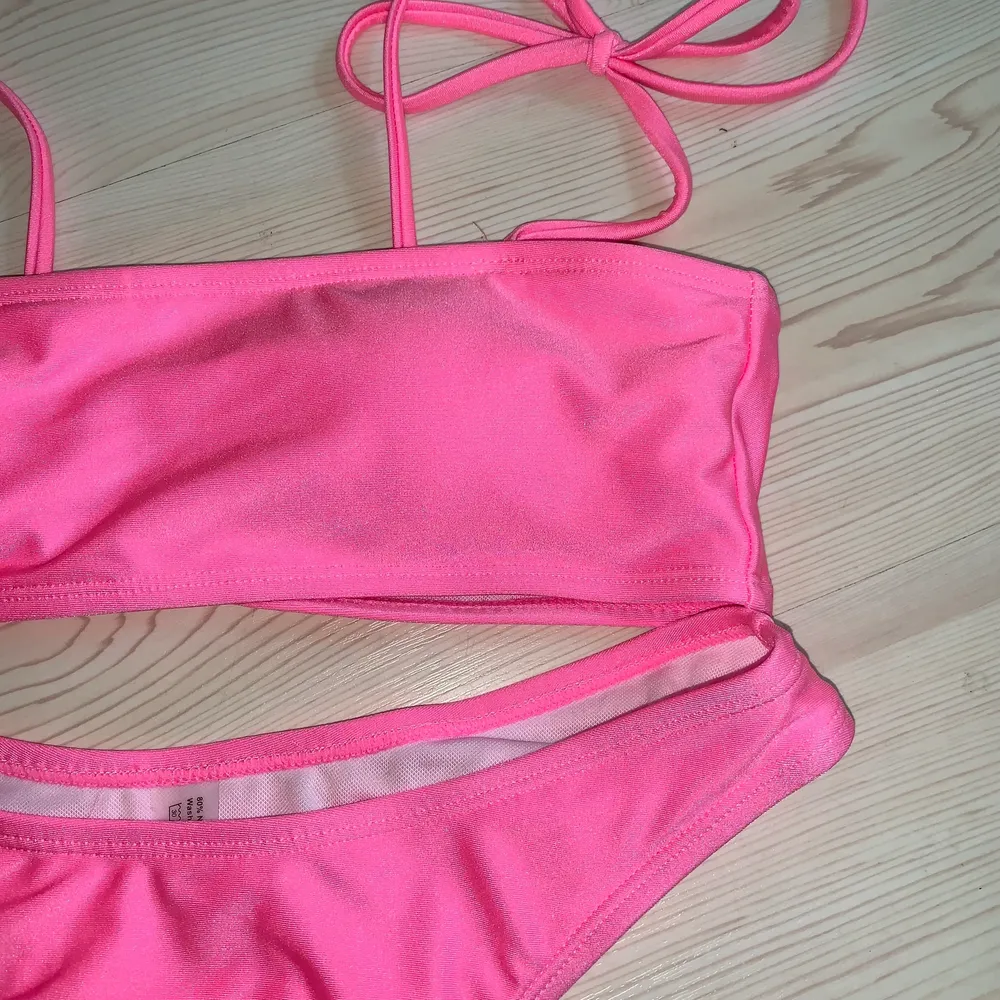 Helt ny och oanvänd rosa bikini!! Den är endast testad men den va tyvärr för liten för mig och därför säljer jag den! Den är i en jättefin skimmrig rosa färg💗💗 50 kr exklusive frakt. . Övrigt.