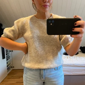 Stickad tröja från Vero Moda  - En super härlig stickad tröja med puffärmar. Väldigt bra skick men ändå flitigt använd. Har storlek M men känns mer som en S enligt mig. Säljer för 100 kr exklusive frakten.