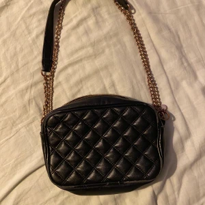 Handväska svart  - Säljer då jag inte använder längre 