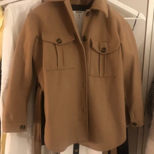 Jacka  - En brun jacka från booho använd jätte få gånger, jackan är felfri 