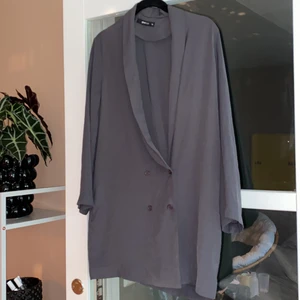 Grå oversizekavaj strl 36 - Grå oversizekavaj. Dubbelknäppning. Från Gina tricot. Använd 2 gånger 