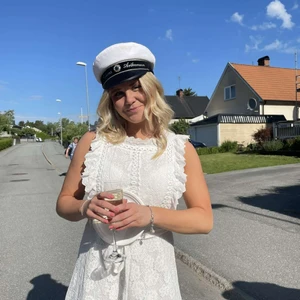 Studentklänning DM retro - Väääärldens finaste studentklänning som bara använts på studentdagen! Konstigt nog är den välbevarad och inga defekter 🤠🍺 Köparen står för frakten