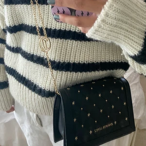 Snygg väska  - Säljer min svinsnygga väska från Jennifer Lopez, köpt second hand!💖