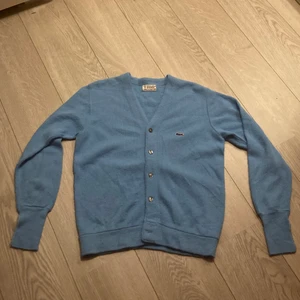 Vintage Lacoste Cardigan - Säljer min vintage Lacoste cardigan som är i super skick.