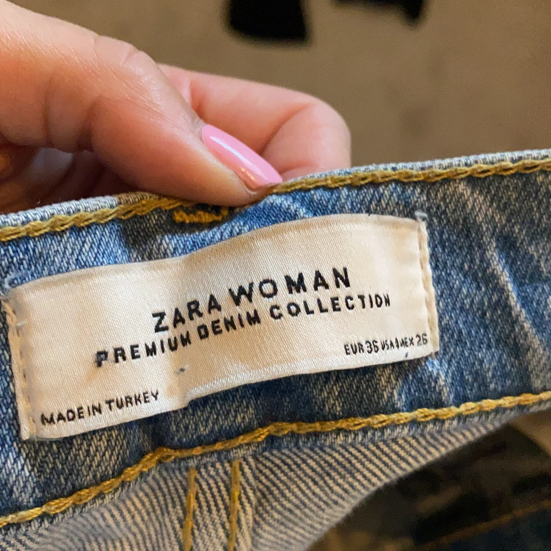 Blåa jeans med slitning - 91