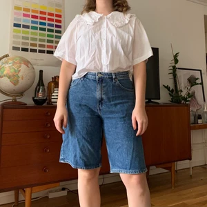 Söt vit skjorta - Gullig vit skjorta (skulle behövas strykas lite). Köpt på Monki