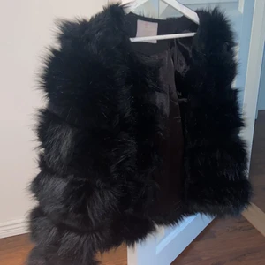 Pälsjacka - Säljer pälsjacka från afflingos, nypris 1200kr. Säljer för 250kr 