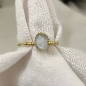 Superfin handgjord ring med en fin slags kristall i mitten, perfekt ring som är enkel och passar till det mesta!💗  kontakta tildassmycken på oh vid intresse!