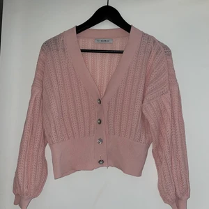 Chiquelle stickad cardigan - Säljer denna då jag inte fått användning för den. Använd enstaka gång. Hör av dig för mer information och fler bilder! 
