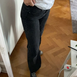 Weekday jenas - Snygga svarta Jens i relaxed/wide fit, modellen heter Ace, i storlek 30/32, jag kan mötas upp i Eskilstuna annars står köparen för frakten ❤️🌟