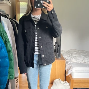 Svart jeansjacka - Super fin svart jeansjacka i storlek M men passar även xs/s. Jag på bilder har vanligtvis xs o är 170💕 super fint skick