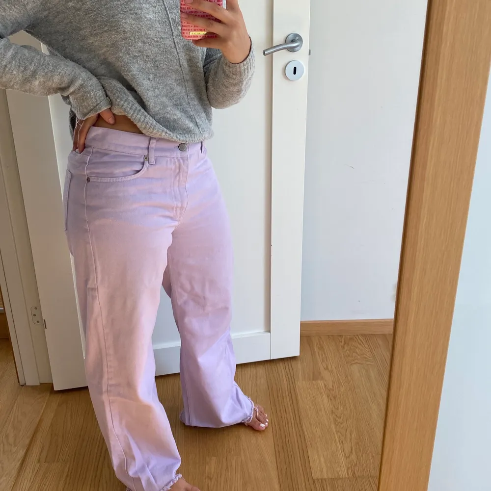 Säljer dessa superballa lila ’wide leg jeans’ från junkyard! Säljer då de inte kommer till användning längre. Strl 29. Nypris 600, säljer för 250kr exklusive frakt.. Farkut & Housut.