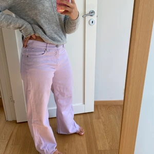 Junkyard Jeans - Säljer dessa superballa lila ’wide leg jeans’ från junkyard! Säljer då de inte kommer till användning längre. Strl 29. Nypris 600, säljer för 250kr exklusive frakt.