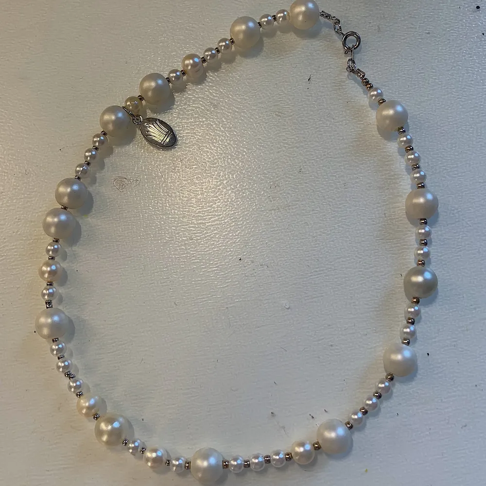 Halsband av vita pärlor, ståltråd och silver🥰✨. Accessoarer.