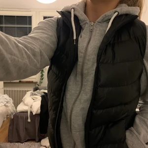 Dunväst - Sjukt snygg! Passar S/M jag har M o får plats med hoodie under! Röda detaljer på dragkedjorna KÖP DIREKT FÖR 250kr
