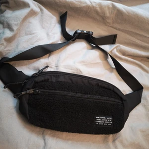 Väska från HM  - Använd några få gånger. Den har två fack och i det större två små öppna fack. Frakt beror på dig. Men max 66kr