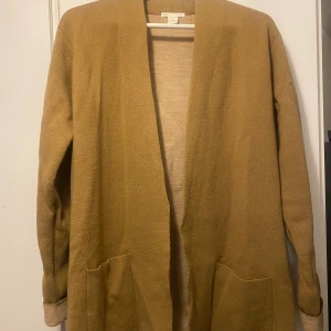 Kofta H&M - Beige/Brun kofta. Jättebra skick. Mysig och perfekt till hösten. 