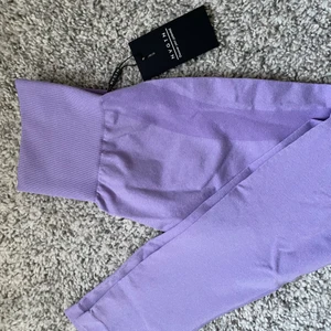 Nvgtn tights (helt nya) - Helt nya NVGTN leggings i S Säljs då jag redan har flertal av deras leggings och inte hittar något tillfälle för dessa Prislappen är kvar och modellen är med contour 