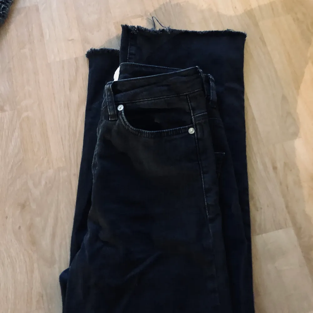 Jättefina mid waisted jeans som jag köpte på Plick men som tyvärr inte passade mig (min kompis på bilden)💕 köparen står för frakt . Jeans & Byxor.