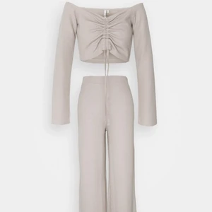 Set från Nly - Set från Nelly med lapparna kvar. Strl L men litet passar M!