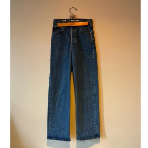 Levi’s Ribcage - Levi’s ribcage i storlek W25. Sparsamt använda så jättefint skick! Nypris ca 1300💙