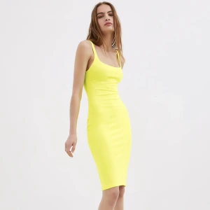 Zara neon klänning S - Helt ny med prislapparna kvar, passar även någon i XS. Den säljs inte lägre på zara. Formar kroppen jätte fint och har även en fin urringning. Mer info hittar du i min bio 😊.