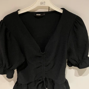 Blus - Svart kortärmad blus från bikbok.☺️