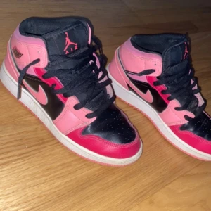 jordan 1 mid ”coral chalk” - köpta för ca 1 år sedan, använda ett par gånger. nyskick, ändrat bytat snöre. köpta för 2200 kr men säljer för 800 kr, vid snabb affär 600 kr