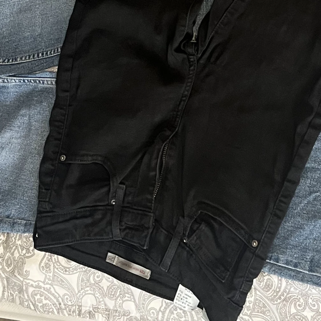 Säljer dessa jätte fina boutcut jeansen från Levis. Använda ett par gånger. Original pris 1200kr säljer nu gör 750kr. De är i jätte bra skick men har fortfarande använt dem 8ggr. - 91