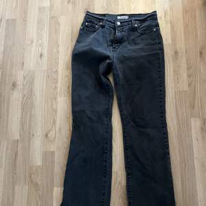 Gråa bootcut Levi’s jeans, W28 L30 Väldigt stretchigt material, välanvända 