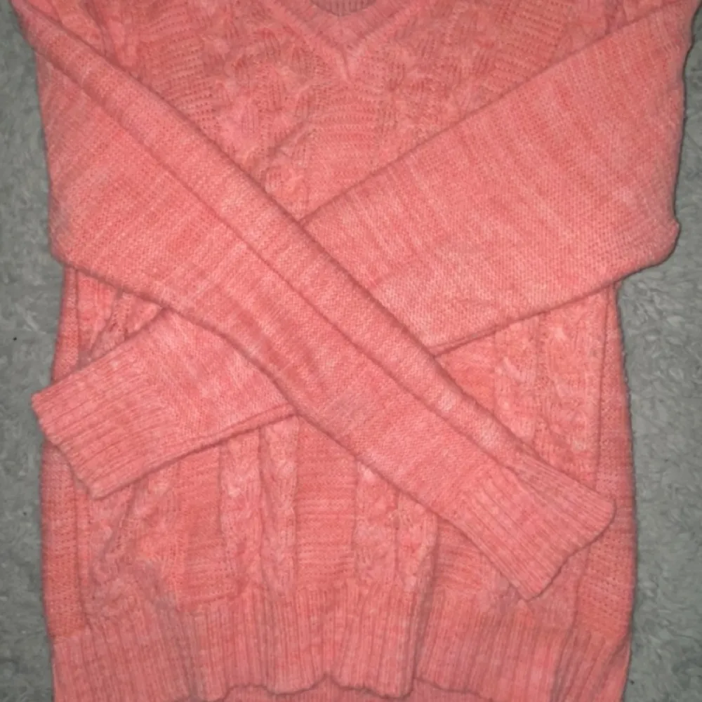 En oversized rosa stickad tröja, jättefin färg. Köpt second hand. (Se lappen på bild 2) Den är egentligen för Män men funkar för tjejer också!. Tröjor & Koftor.