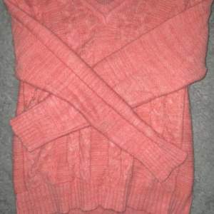 En oversized rosa stickad tröja, jättefin färg. Köpt second hand. (Se lappen på bild 2) Den är egentligen för Män men funkar för tjejer också!