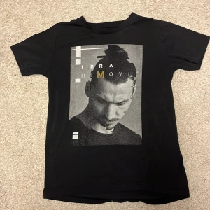 Zlatan t-shirt  - En svart Zlatan t-shirt i bra skick. 