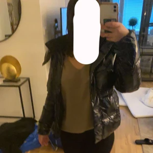 Säljer min Calvin Klein vinterjacka  - Hej💕 jag säljer min Calvin Klein jacka som är i ny pris 2195kr i Zalando där jag köpte jackan förra året, jag har använt jackan få gånger på grund av att jag fick en ny jacka i present, mer bilder kan ni kontakta mig privat, priset kan diskuteras💕💕💕