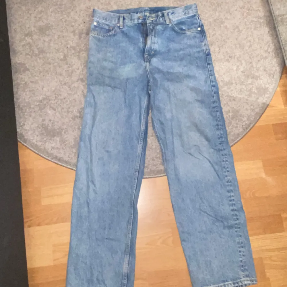 Jättefina weekday galaxy jeans som är använda sällan. i strl 30/32.   Varan säljes i befintligt skick och enligt bild, köparen står för frakt och står ej för postens eventuella slarv, pris går att diskutera vid smidig affär.. Jeans & Byxor.