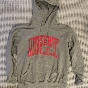 Hoodie med tryck - Hoodie från carlings märke vailent. Väldigt bra skick. Storlek S.