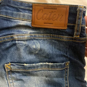 Säljer ett par DSQUARED2 byxor. - Säljer min DSQUARED2 byxor. Köpte de för 5300kr.