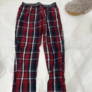 Pyjamasbyxor polo (unisex)  - Rutiga pyjamasbyxor från Polo, de är herrmodell men går hur ba som helst o amvända som lågmidjade på tjejer, straight/avsmalnade vid fötterna. 
