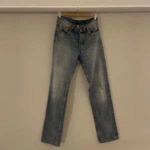 Weekday straight jeans Klein 31/34 - Nu säljer jag dessa stilrena straight jeans från Weekday i storlek 31/34. Jeansen är köpta för ca 1 månad sen och har inte använts så många gånger, därför är dem i ett mycket bra skick. Inköpspriset är 600kr. Tveka inte att kontakta mig!