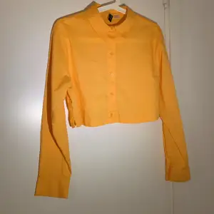 Gul/orange croppad skjorta i storlek xxs! Lite skrynklig på bilden men går ju alltid att stryka. Säljer då den inte används 💕 Har du frågor eller är intresserad, skriv! 😚