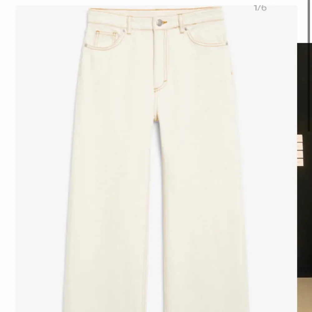 Säljer dessa vita jeans från monki💕. Jeans & Byxor.
