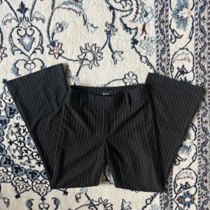 Kostymbyxor  - Jättefina randiga kostymbyxor från Gina Tricot🩷. Bootcut och lågmidjade eller Midwaist (beror på hur man har de). Pris kan alltid diskuteras. Köparen står för frakt❣️