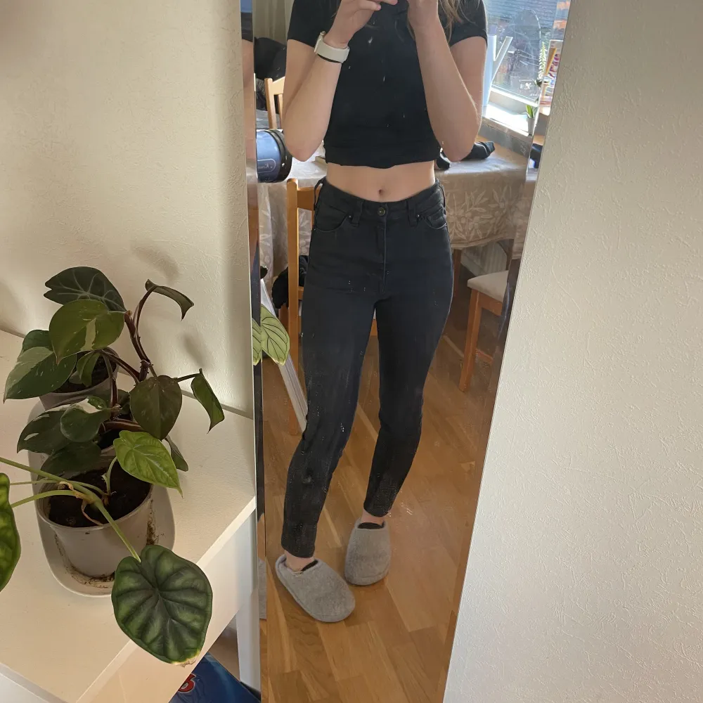 Svarta skinny jeans i storlek 165/ jag är 168 cm. Inte använd på länge då jag har många i samma stil men jag brukar styla de med benvärmare och klackar💕Skriv för mer info/bilder!. Jeans & Byxor.