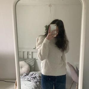 Mysig vit stickad tröja  - En superfin och mysig stickad tröja med puffärmar från Vila, perfekt nu till hösten eller vintern! Endast testad, aldrig använd, så i toppskick! Storlek xs o passar mig som vanligtvis har xs-s. Pris går att diskutera. Hör gärna av er vid frågor 💕