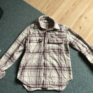 Vår jacka - En fin jacka bra skick, sällan  andvänd köpt för 400kr