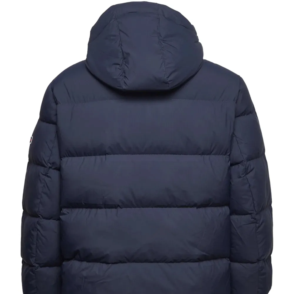 Säljer nu denna Tommy Hilfiger jackan som har använts en vinter | Skicket är bra och det finns inga defekter | Nypris ligger på 2599kr, mitt pris: 799kr | För mer bilder eller andra funderingar är det bara att skriva privat🤩. Jackor.